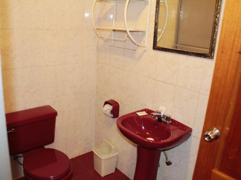 Baño Kaaro hotel suites Puno