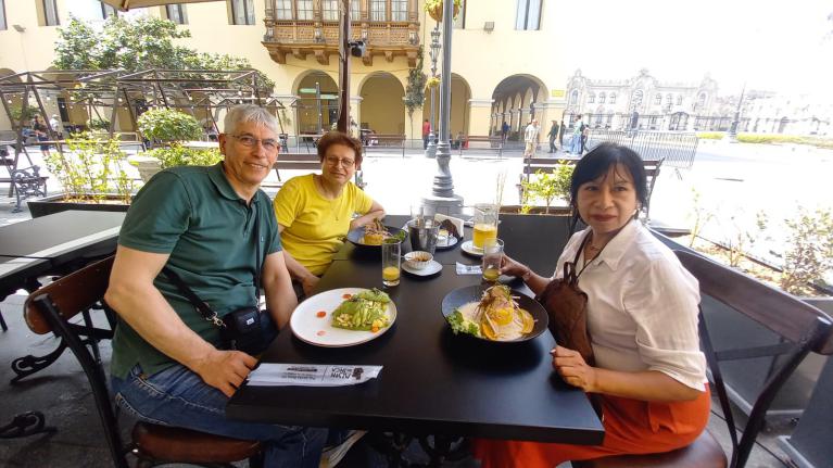 Lilian disfrutando su almuerzo con sus pasajeros