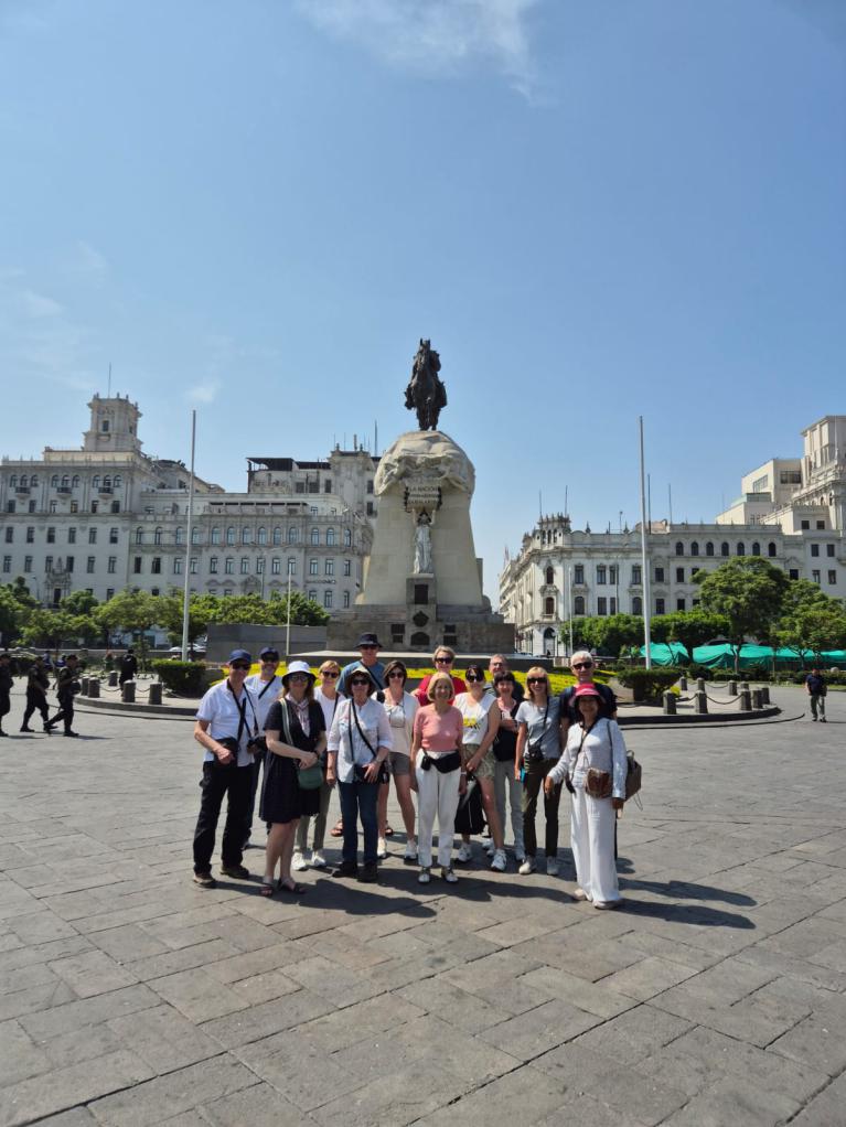 Lilian con un grupo en la plaza San Martin de Lima