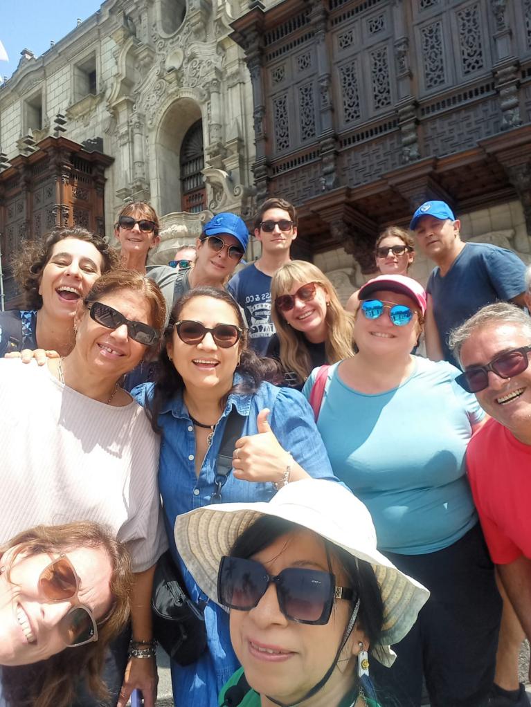 Lilian en servicio turistico con grupo