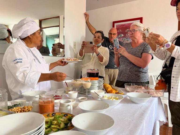 Monica con su grupo en un taller de cocina