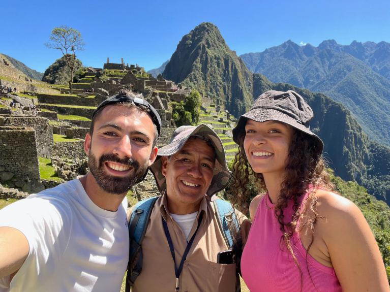 Voyageurs de Quechua Earth avec le guide Juan au Machu Picchu