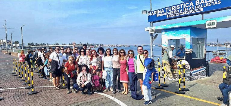 Rosymari en Paracas con su grupo