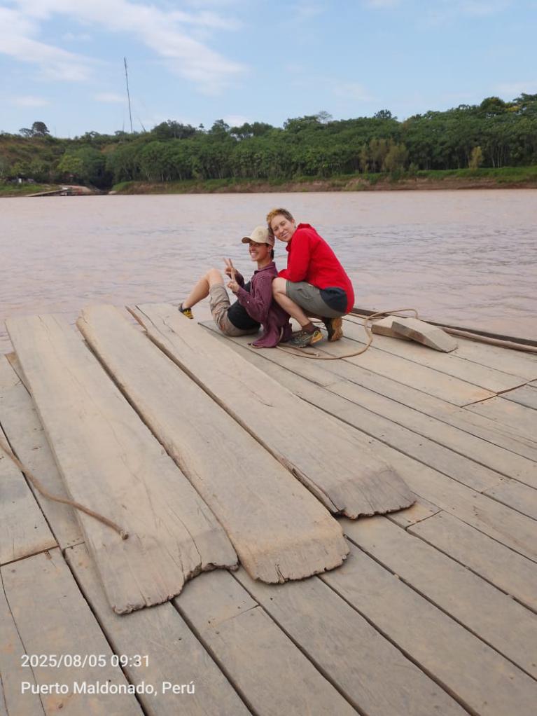 Cruzando el rio Tambopata