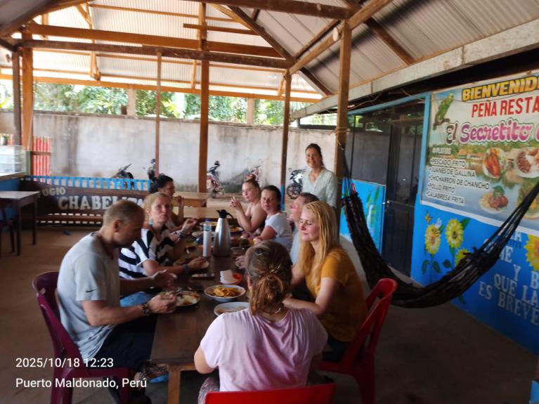 Viajeros en el comedor del refugio Chabelita hostel
