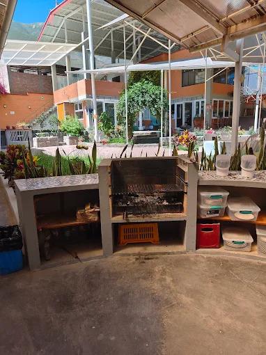 Zona de parrilla del eco albergue Villa Justina en Callahuanca